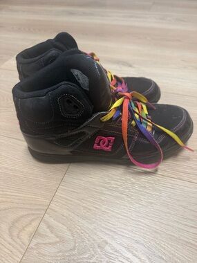 DC Shoes Rebound High skate sneakers black with rainbow laces Women’s Size 10